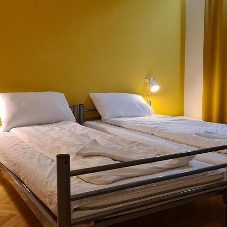 Sleep Inn Hostel Bukares Bagian luar foto