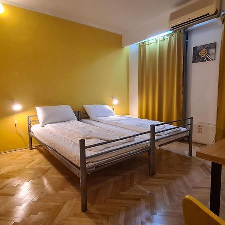Sleep Inn Hostel Bukares Bagian luar foto