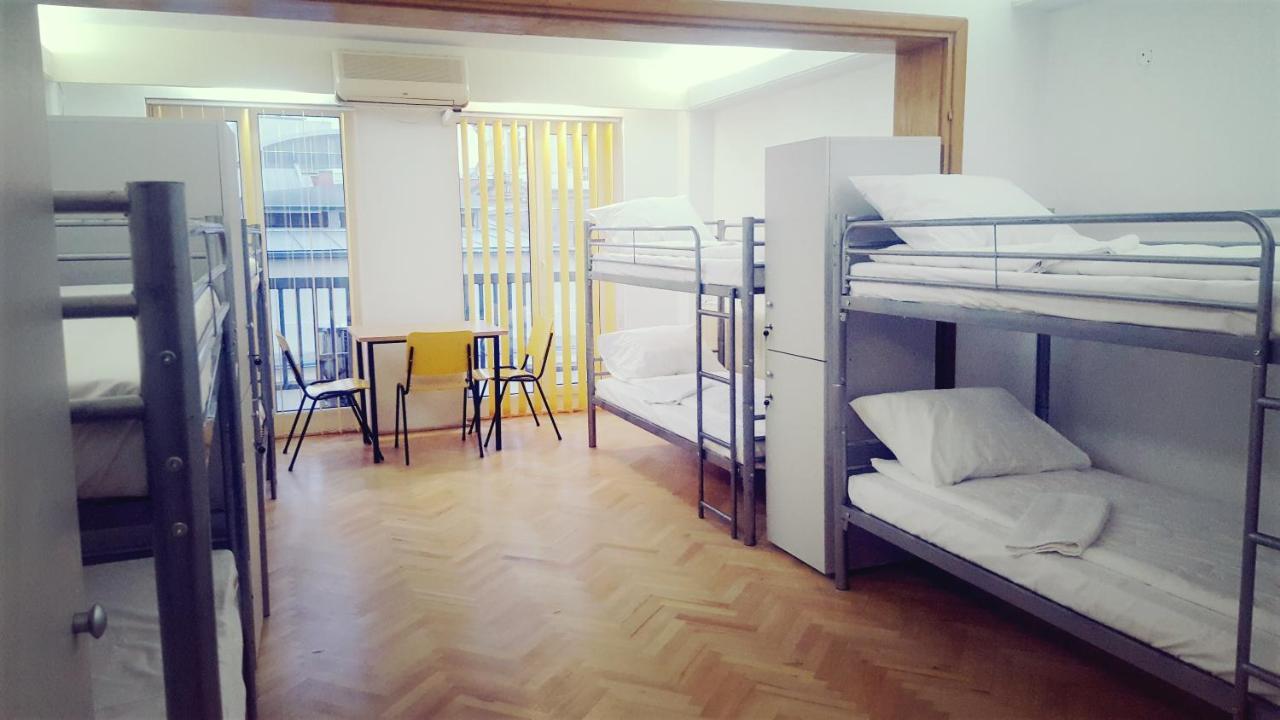 Sleep Inn Hostel Bukares Bagian luar foto
