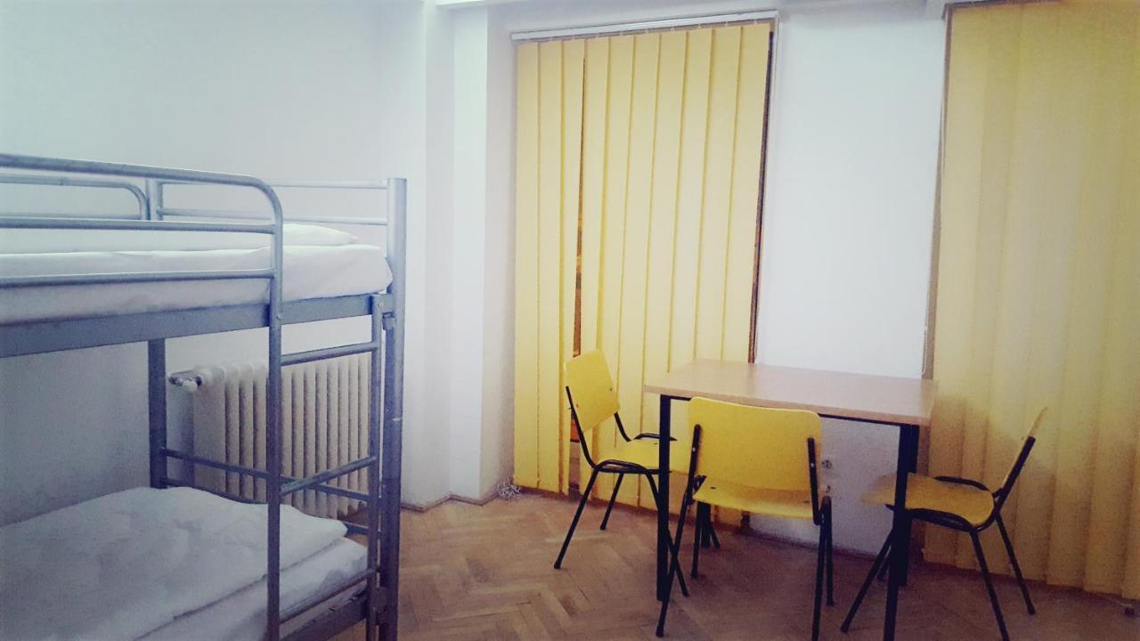 Sleep Inn Hostel Bukares Bagian luar foto