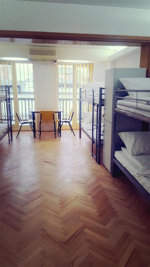 Sleep Inn Hostel Bukares Bagian luar foto