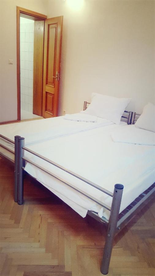 Sleep Inn Hostel Bukares Bagian luar foto