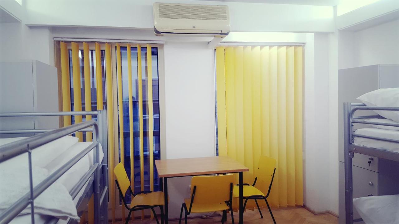 Sleep Inn Hostel Bukares Bagian luar foto