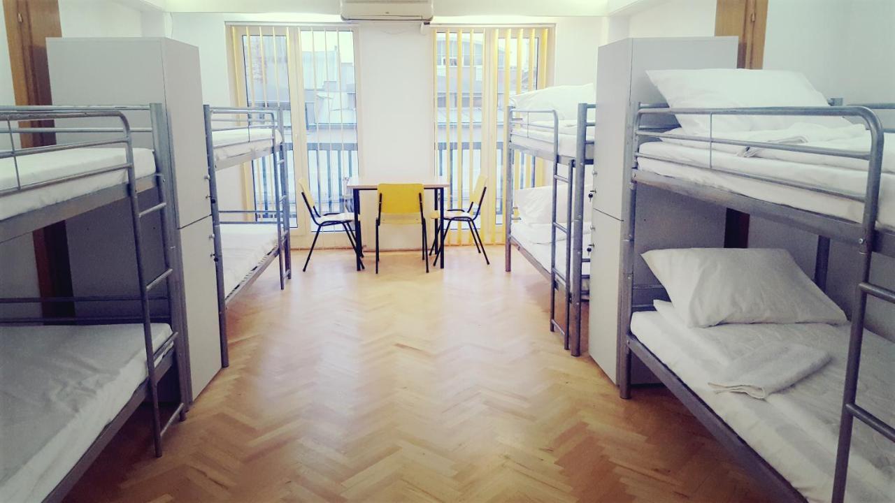 Sleep Inn Hostel Bukares Bagian luar foto