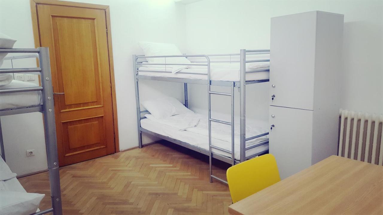Sleep Inn Hostel Bukares Bagian luar foto