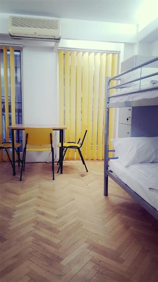 Sleep Inn Hostel Bukares Bagian luar foto