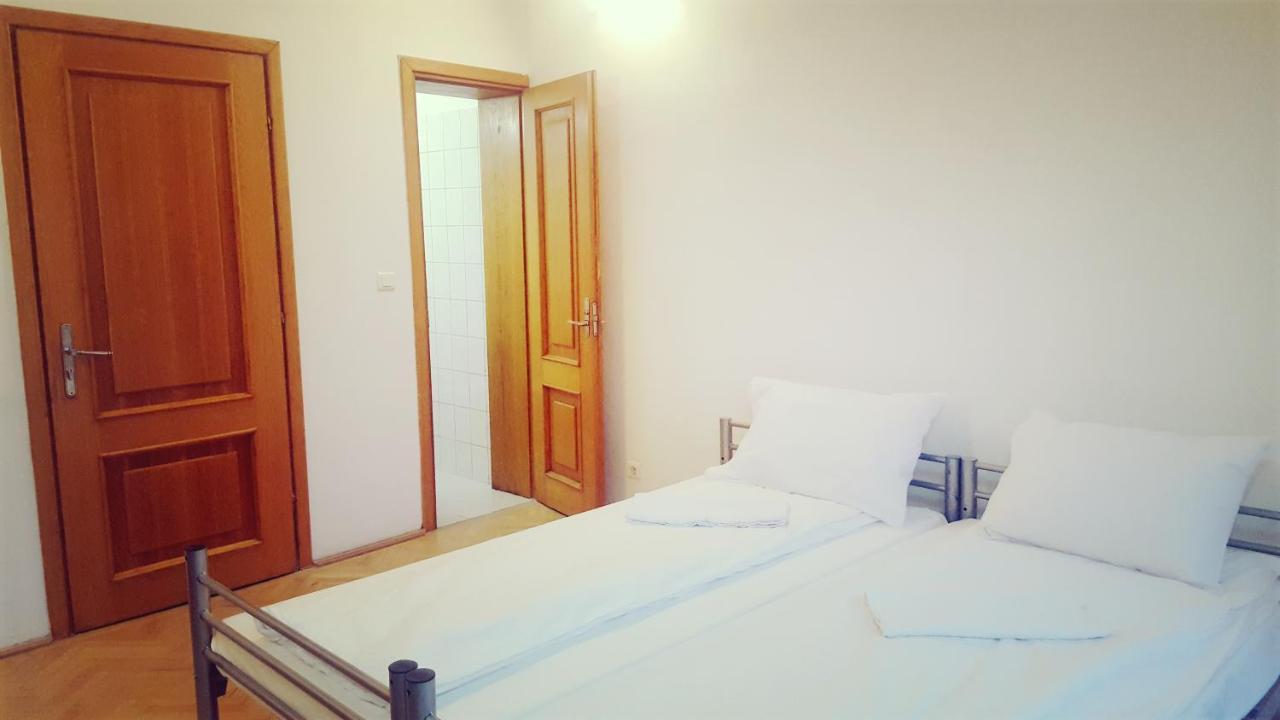 Sleep Inn Hostel Bukares Bagian luar foto
