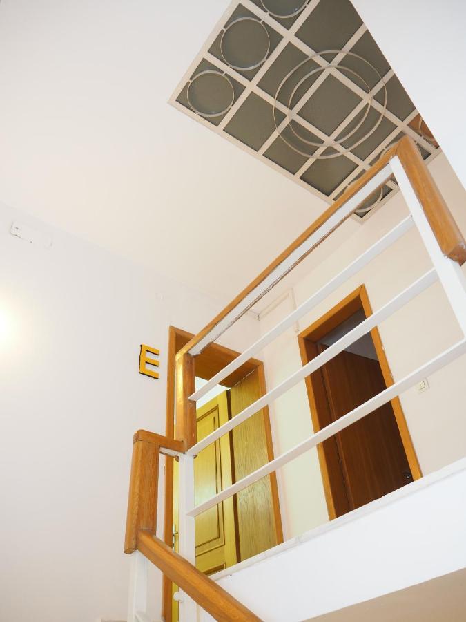 Sleep Inn Hostel Bukares Bagian luar foto