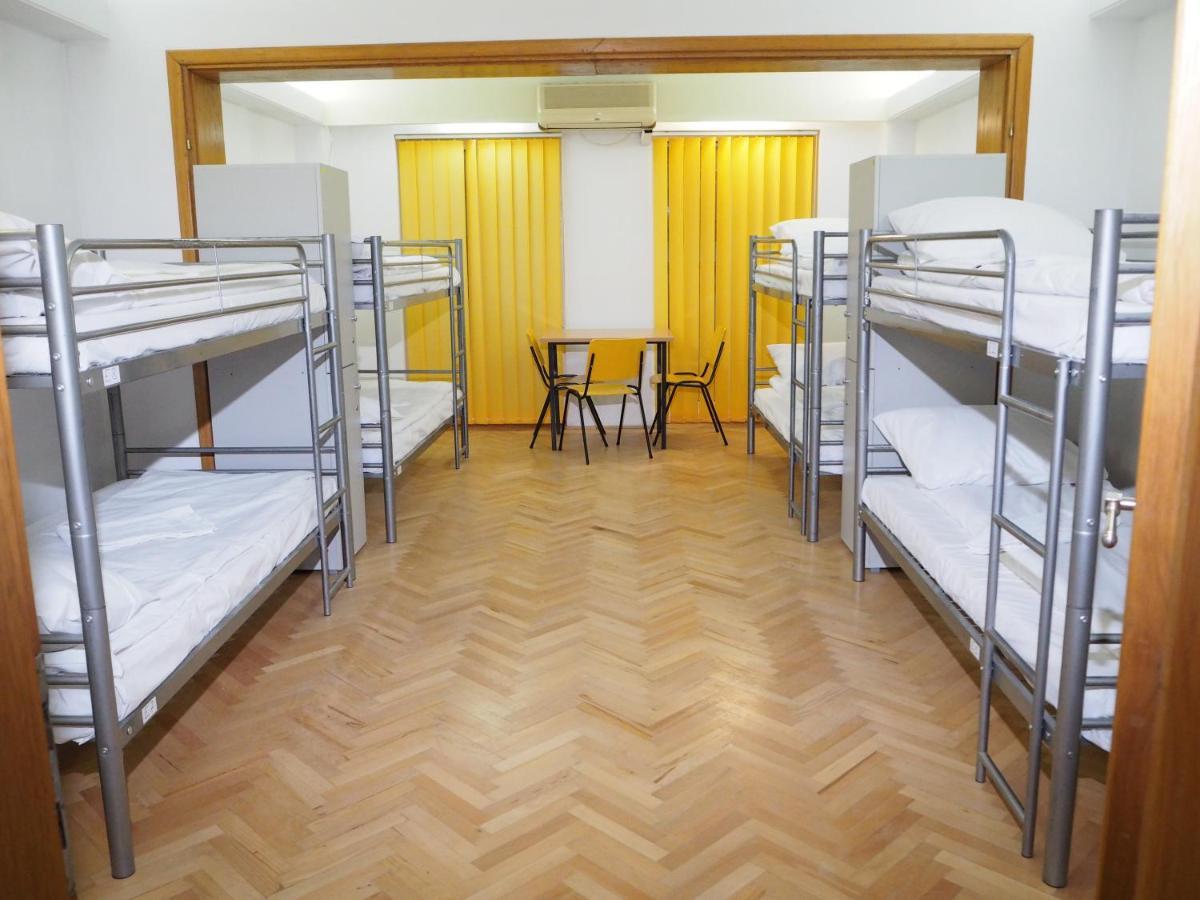 Sleep Inn Hostel Bukares Bagian luar foto