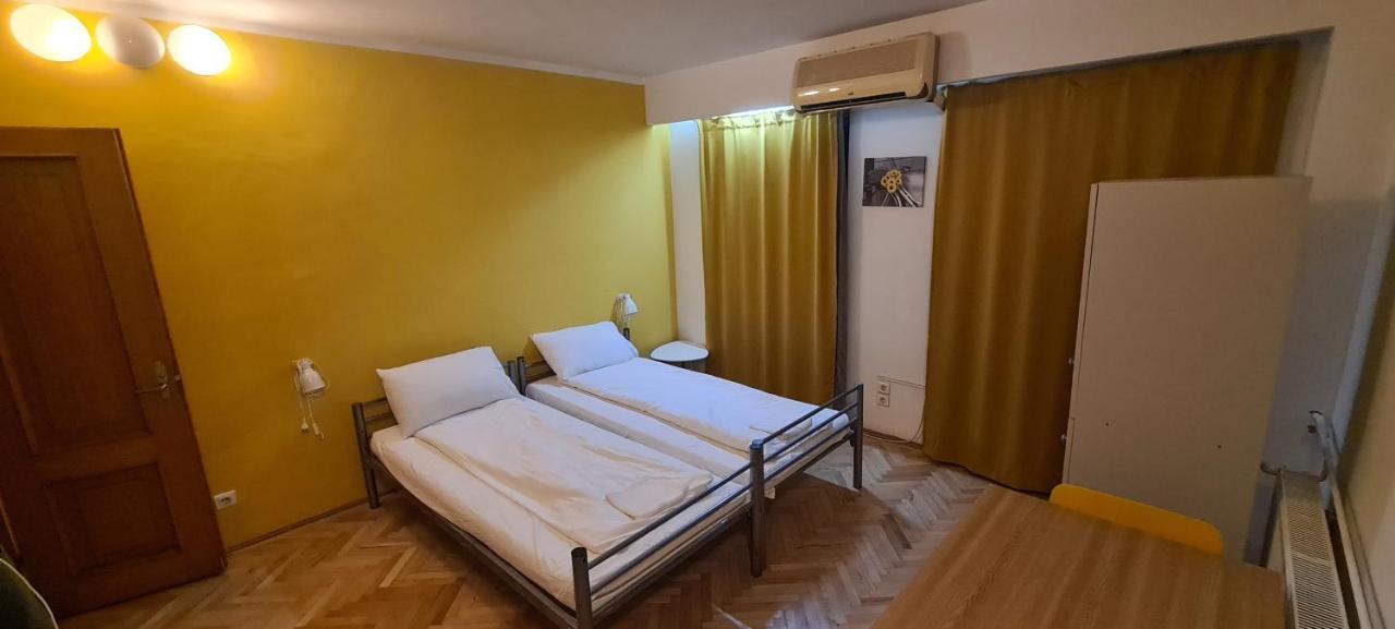 Sleep Inn Hostel Bukares Bagian luar foto