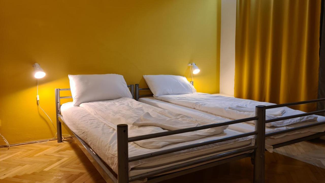 Sleep Inn Hostel Bukares Bagian luar foto