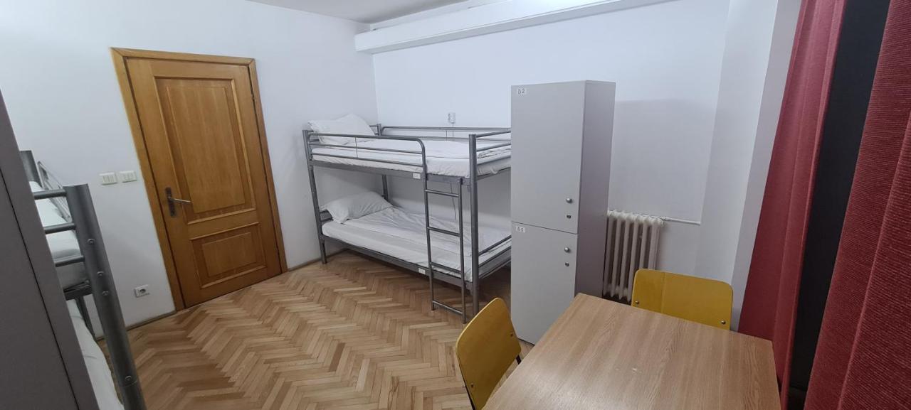 Sleep Inn Hostel Bukares Bagian luar foto