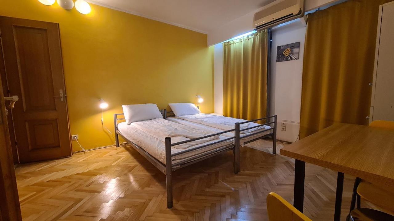 Sleep Inn Hostel Bukares Bagian luar foto